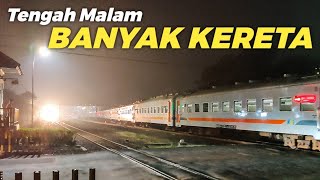 Download lagu JAM 12 MALAM BANYAK KERETA API SALING PAPASAN!! Lalu Lalang Kereta Tengah Malam Di Stasiun Mojokerto mp3