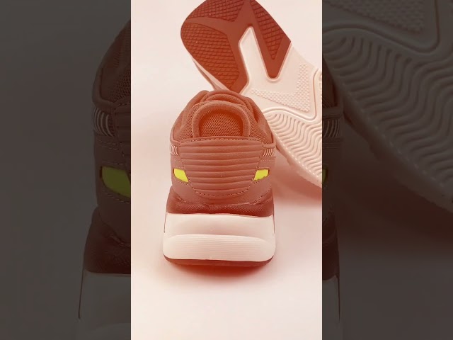 Vídeo relacionado con 96007 Zapatilla Deportiva con Diseno Moderno y Suela Dentada. Detalles de Contraste, comodas, para el Dia a Dia. Cierre de Cordones. Ideal para Hombre en la Temporada Otono Invierno. Verde Talla 43