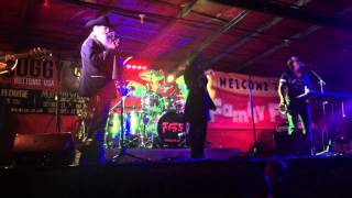 Si Robertson singing Wagon Wheel