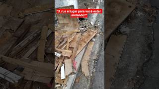 Porque as pessoas andam na rua? Porque as vezes a calçada é assim...