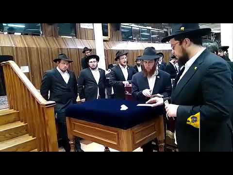 חלוקת דולרים להוספה בצדקה • כ"ח שבט תשע"ט