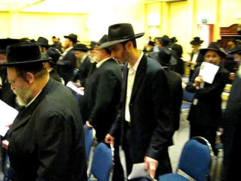 Rav Beck Leading Tehillim at Melbourne Event for Bochurim in Japan 25th Nov 2009