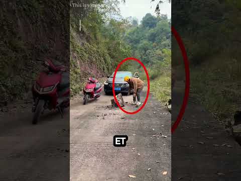 Un propriétaire de voiture riche traite très mal un conducteur de scooty pauvre 🚗💔#usashorts #