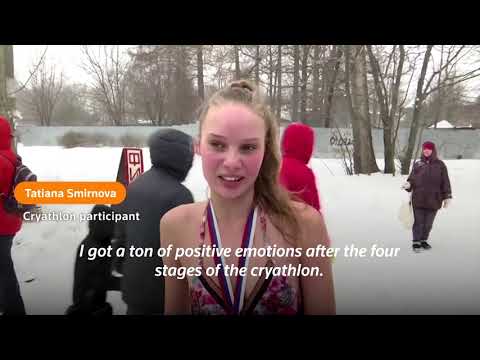 ビキニ姿のロシア人がクライアスロンに出場 (Bikini clad Russians compete in cryathlon)