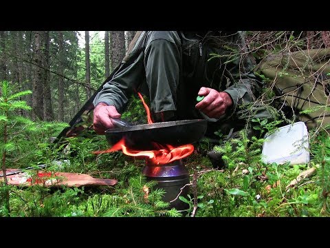 森の中での料理 炒め米とベーコンと特別なガーニッシュ 現代的な道具のない火 [森林浴]