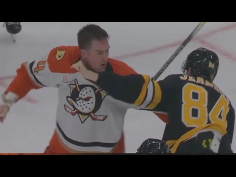 Ross Johnston Drops 🥊 Gloves 🥊 With Tanner Jeannot