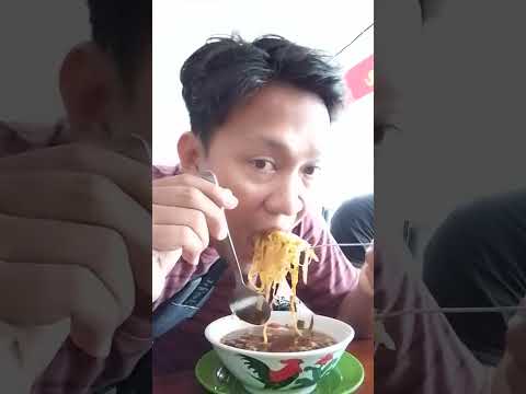 makan. soto mie pak kadir di tegal
