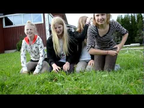 Anna bränner sig på en tistel