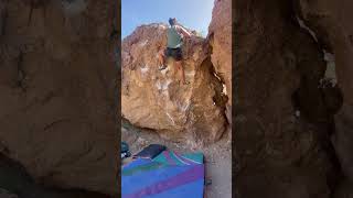 Video thumbnail of Bleached Bones, V4. Happy Boulders