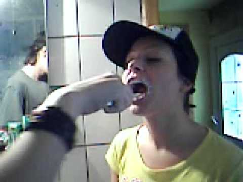 Göki putzt Eva´s Zähne