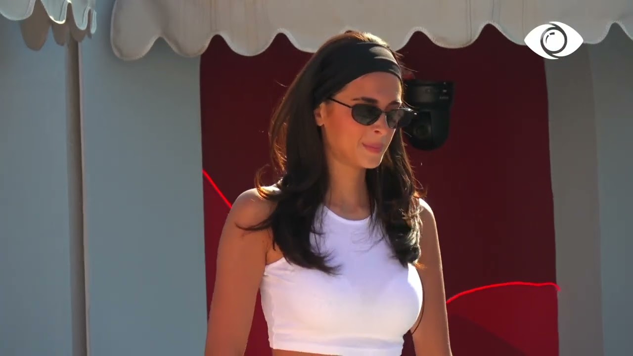 Luizi bën xhiro rreth pishinës dhe përlotet