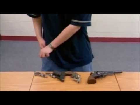 Bowling for Columbine - Waffenversteck Kleidung