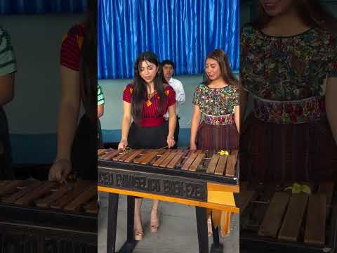Talento juvenil que honra nuestra marimba en Panajachel.