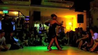 Sebastián Achával y Roxana Suárez bailando un tango en Milonga 10 con Sexteto Milonguero