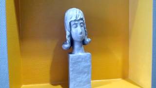 Fantaizine - statue - Attention sol glissant - Direction centre loisir enfance - dehors -