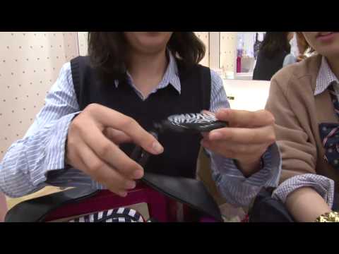 What are inside Japanese high school girls' bags? Part.1 女子高生のカバンの中身調査 看看日本高中女生的包里都有些什么！