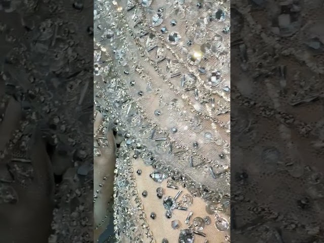 فستان سهرة فضي راقي ساتر مع كيب فخم مطرز للمناسبات