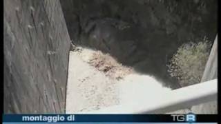 preview picture of video 'Tgr Veneto Sfangamento della diga Di Valle di Cadore.'