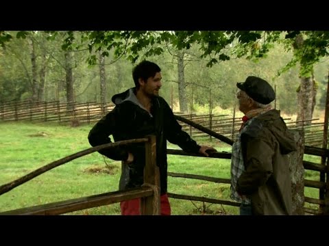 Fredrik Rosenkvist använder sin fulla charm för att uppehålla Gutta och köpa lite tid - Farmen (TV4)