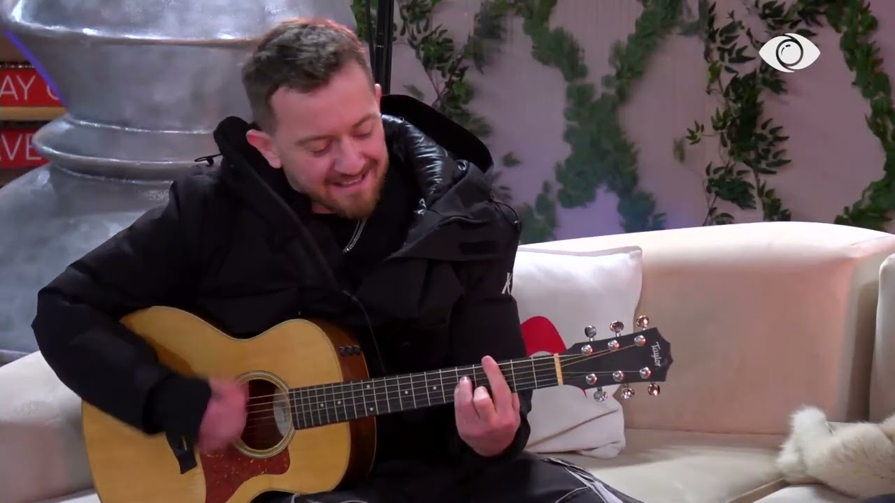 Vijon atmosfera festive në shtëpi, Tiri këndon teksa banorët e duartrokasin