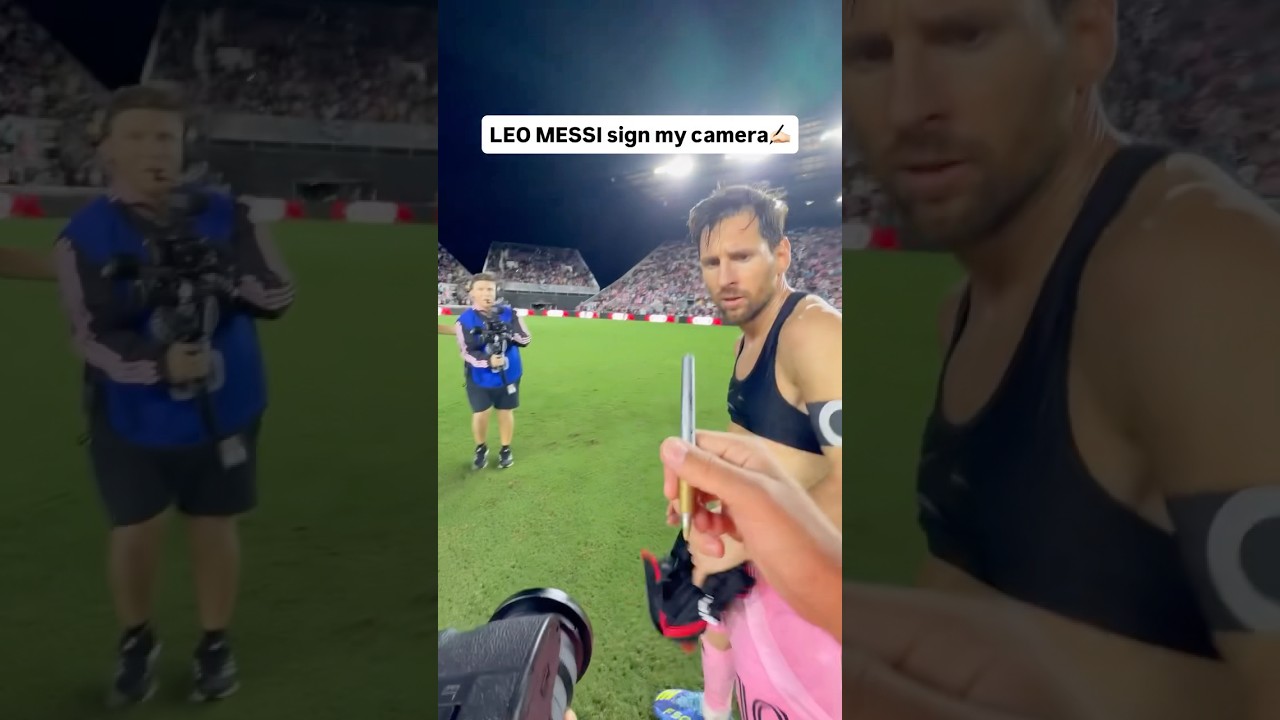 Messi signs camera for photographer📸🩷
