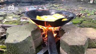 Download lagu LPG Langka, Pedagang Gorengan di Tuban Terpaksa Masak Pakai Kayu Bakar mp3