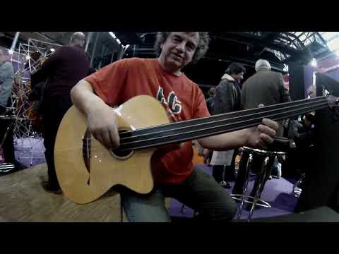 basse fretless acoustique de Nico Dayet...dans le bruit de Musicora