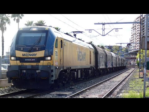 LOCOMOTORA EURO 6000(256) DE MEDWAY CON UN BOBINERO A SU PASO POR EL PASO A NIVEL DE SANTURTZI