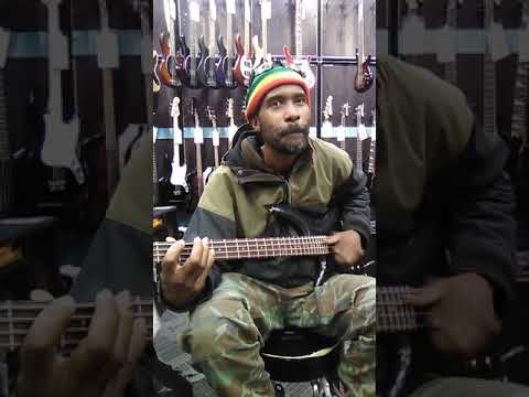 Base Rob & Johnny Slim funky at the guitar center