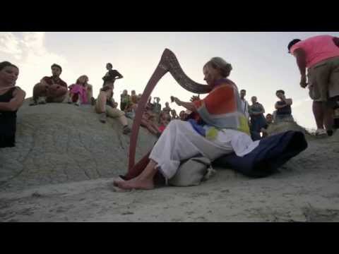 Giuliana de Donno tra i calanchi di Aliano (completo)