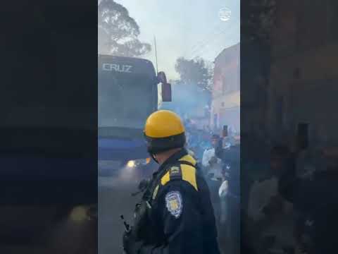 "Pasillo a lo Azul y Blanco â€¢ La Sangre Azul" Barra: La Sangre Azul &bull; Club: Cruz Azul