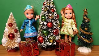 CHRISTMAS 2020 ! Elsa &amp; Anna toddlers - Christmas carols - gifts - Santa - tree decorations