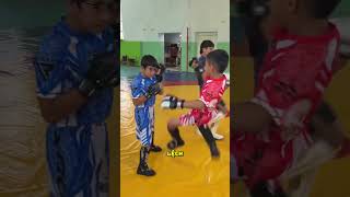 Vì sao các võ sinh đều bỏ chạy khi thấy cậu ấy tháo cặp kính?