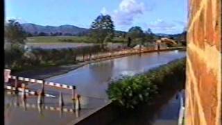 preview picture of video 'Flood in Severn Stoke (Sandford Farm), november 2000'