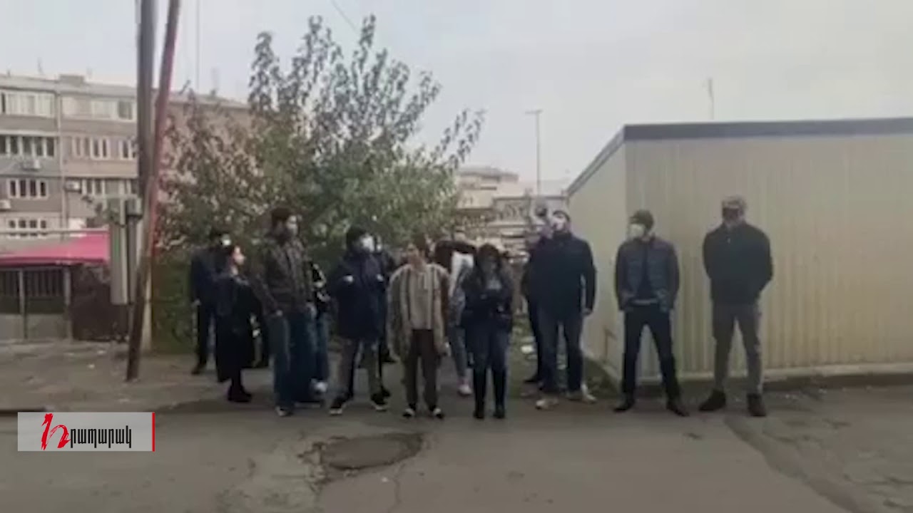 «Վահագն Թևոսյան, դու դավաճանել ես մեր հայրենիքը». բողոքի ակցիա «Իմ քայլի» պատգամավոր Վահագն Թևոսյանի բնակարանի բակում