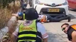 פרמדיקים ישראלים בכוננות קופצים מהרכב לאחר ששמעו סירנות שמזהירות מפני רקטות מתקרבות