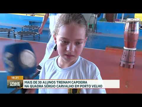 Mais de 30 alunos treinam capoeira na quadra Sérgio Cravalho em Porto Velho