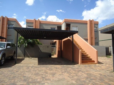 1 Bedroom Townhouse For Sale in Maraisburg, Roodepoort, Gauteng, South Africa for ZAR 400,000