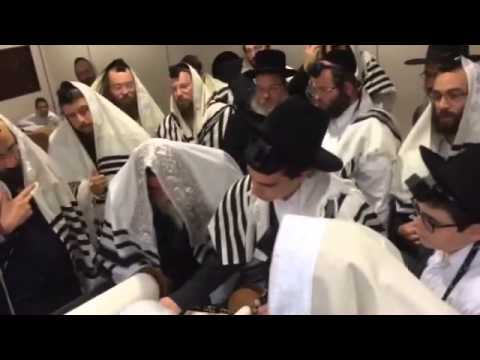 Viznitzer Rebbe Visiting Cheider In Amsterdam