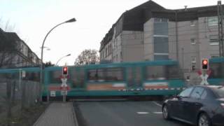 preview picture of video 'BÜ F-Heddernheim Hessestr. mit U2-, U4- & U5-Wagen'