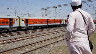 preview picture of video '22443 - Mumbai Bandra Terminus SF Express Skipping Dahod Station'