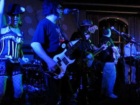 THE DEAD ELVI w/ DENNY LAINE Band On The Run CHILLER THEATRE April 27 2013