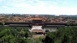 preview picture of video 'View Overlooking The Forbidden City in Beijing from Jingshan Hill'