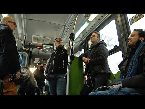 Le quatuor vocal QW4RTZ entonne et étonne dans  le bus!