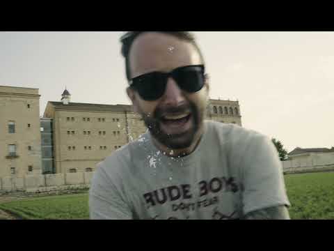 Al carajo (con Los Chikos del Maiz)