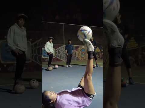 Showing us why she’s the world champion 👸🌊✨ @CaitlynSchrepfer #freestylefootball #flair20 #shorts