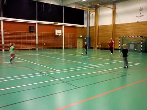 Rödeby AIF lag Pojkar 03 tränar fotboll i Rödebyskolans idrottshall