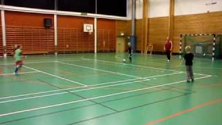 preview picture of video 'Rödeby AIF lag Pojkar 03 tränar fotboll i Rödebyskolans idrottshall'