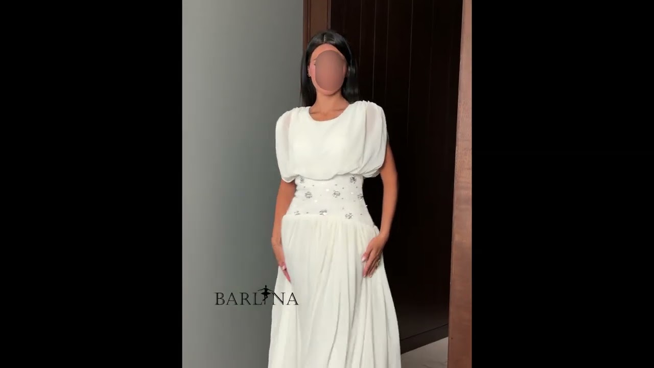 A soft white dress with a waist adorned with elegant details. - XXL
