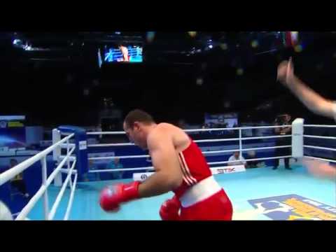 belle crochet du boxeur Magomedrasu MEDZHIDOV (AZE) contre Ivan DYCHKO (KAZ)